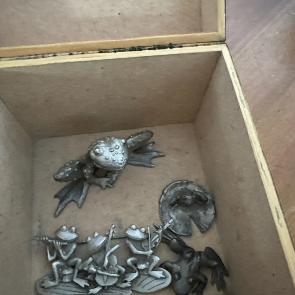 Vintage Decorative Frog Figurine Set - Pewter / JJ